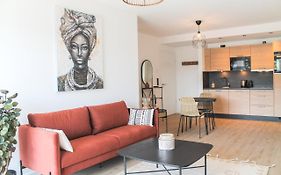 African-Style Apartment - Stadtnah, Parkplatz, E-Ladestation Fuer Auto & Fahrraeder, Gitterbox Fuer Fahrraeder, Fitnessstudio